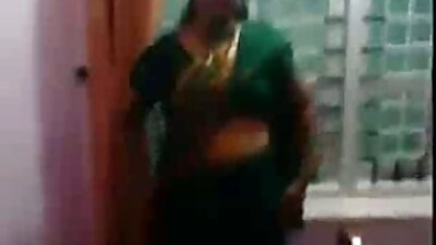 उत्सुक आशियाई मुलगी सार्वजनिक बसमध्ये एका अनोळखी व्यक्तीला हँडजॉब देते