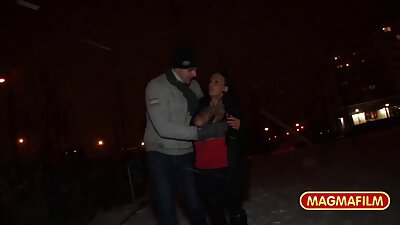 मुलगा बागेत शेजारी बायकोला चोखतो